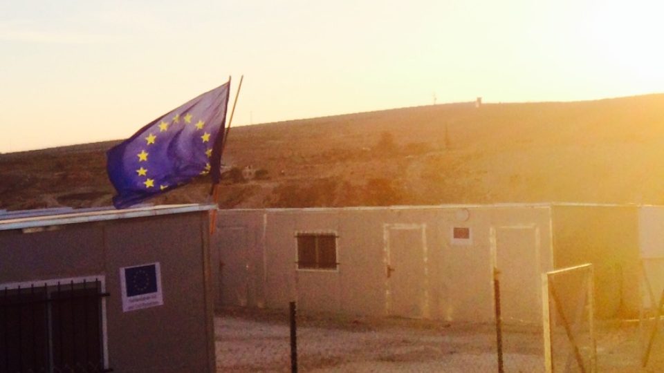 Evropská unie financuje nezákonné stavební projekty na Západním břehu Jordánu a buduje bez povolení domy na Izraelem spravovaném území a často i v přírodních rezervacích, kde platí přísný zákaz jakékoli výstavby
