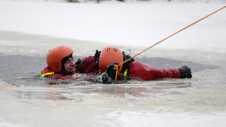 Hasiči cvičí záchranu z ledu