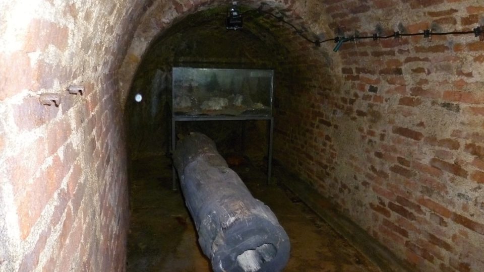 V chodbách podzemí najdete i část původního dřevěného potrubí