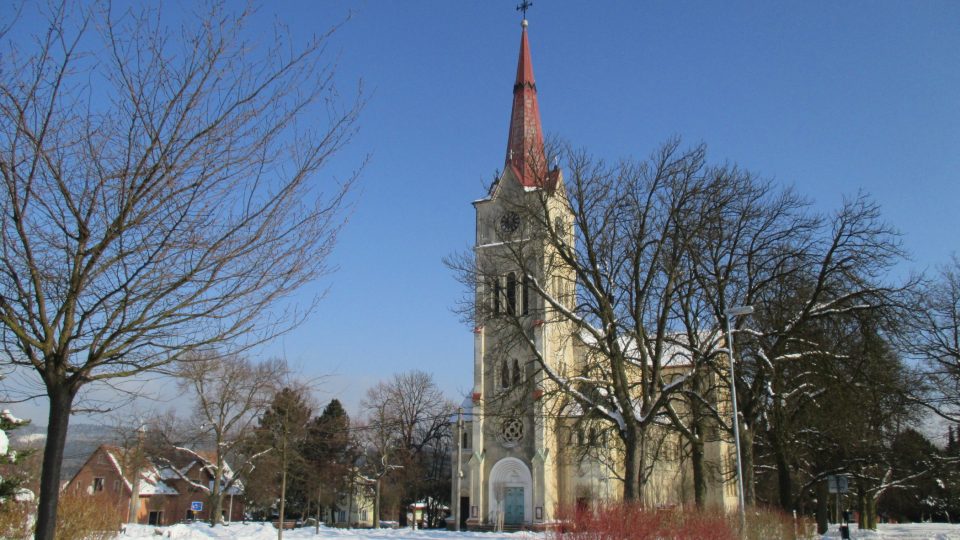 Kostel je vidět ve Velké Hleďsebi téměř odevšad