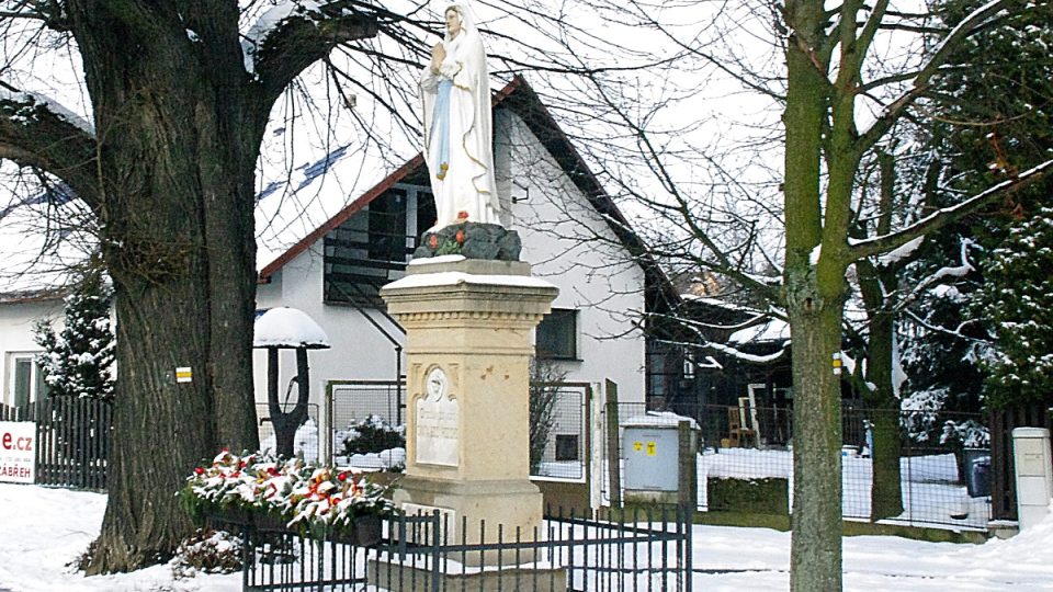Jedno ze zastavení zavede turisty k soše Panny Maroe z konce 19. století