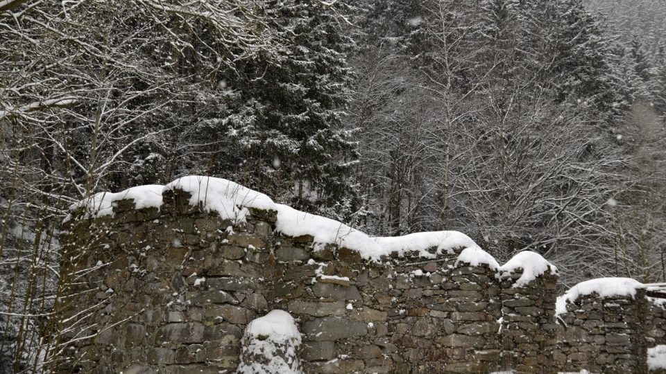 Kamenné pilíře od původního dřevěného náhonu