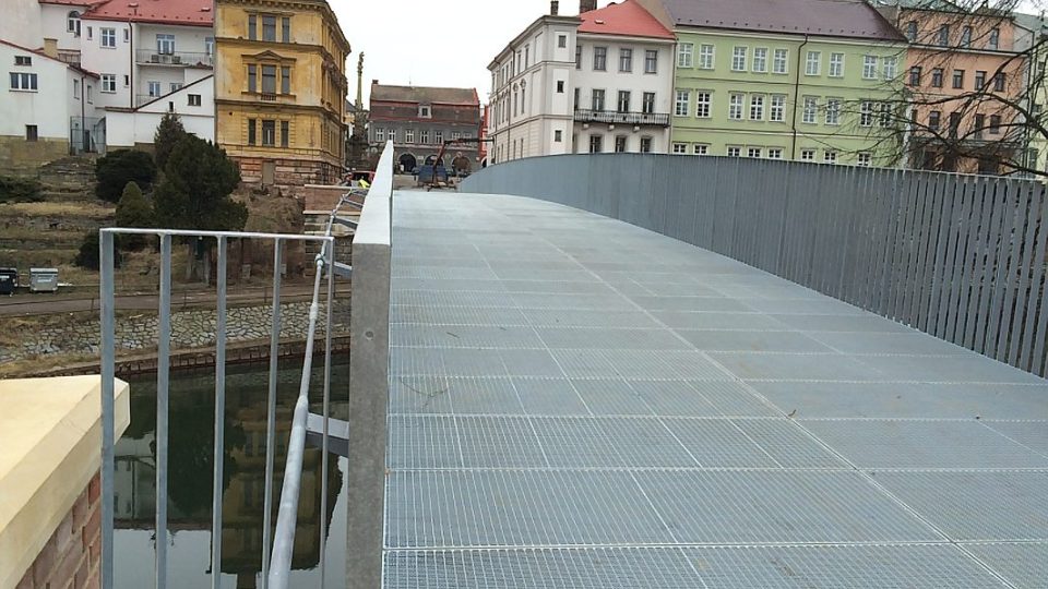 Lidem v Jaroměři dnes začíná sloužit nový Komenského most