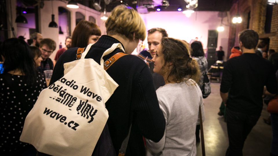 Publikum před koncertem Zrní a Divided 03315090.jpeg