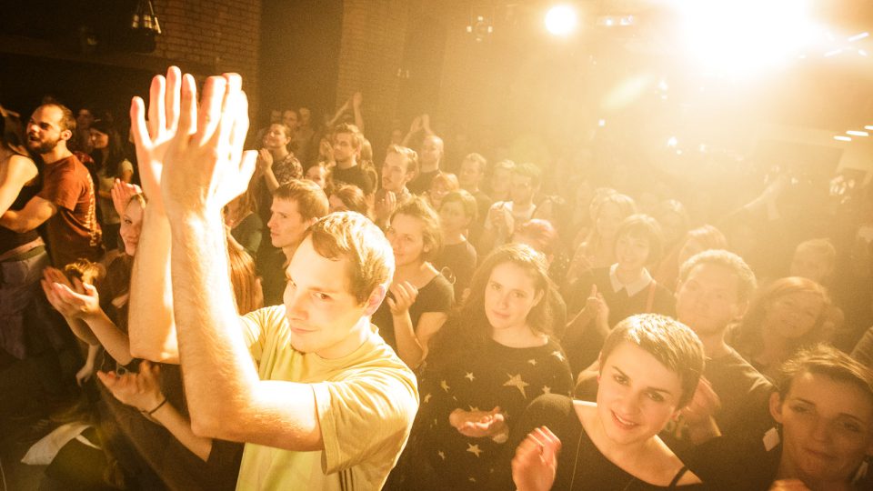 Publikum na plzeňské Radio Wave Live Session | foto: Jiří Šeda 03315115.jpeg