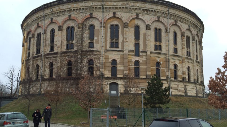 V kulaté věži bývalého plynového zásobníku na okraji Drážďan je na železné konstrukci podél obvodních stěn pověšený obraz gigantických rozměrů