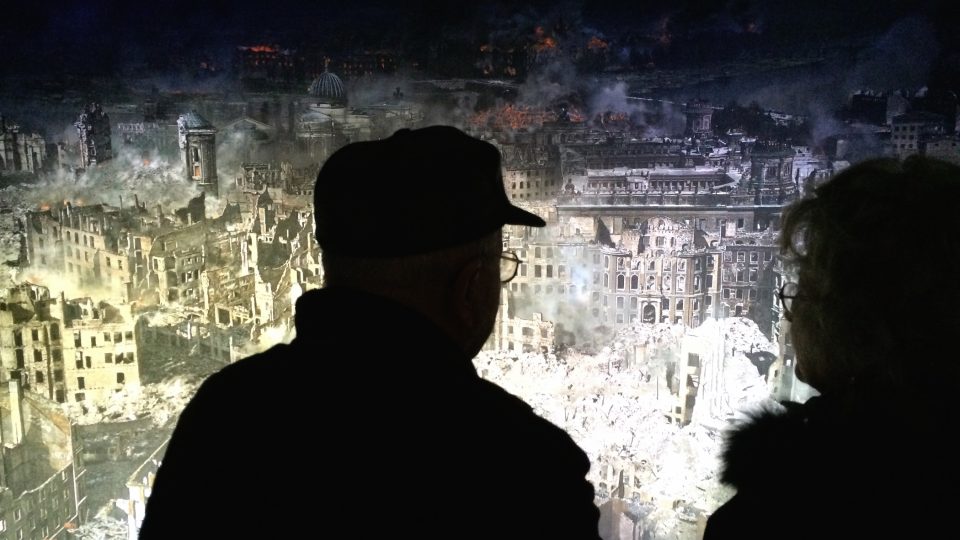 Obraz ukazuje zkázu Drážďan, které před 70 lety srovnaly spojenecké nálety se zemí během jedné jediné noci