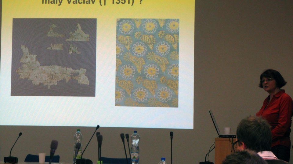 PhDr. Milena Bravermanová představovala soubor fragmentů, které přiřazovala ke konkrétním panovníkům a členům jejich rodin