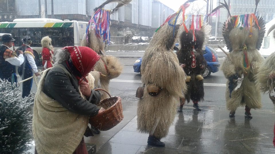 Ve Slovinsku se konal masopustní festival Kurentovanje. Jeho domovem je město Ptuj. Když masopustní figury začaly rejdit před parlamentem v Lublani, nepřinesly ale jaro, nýbrž učiněný sněhopad 