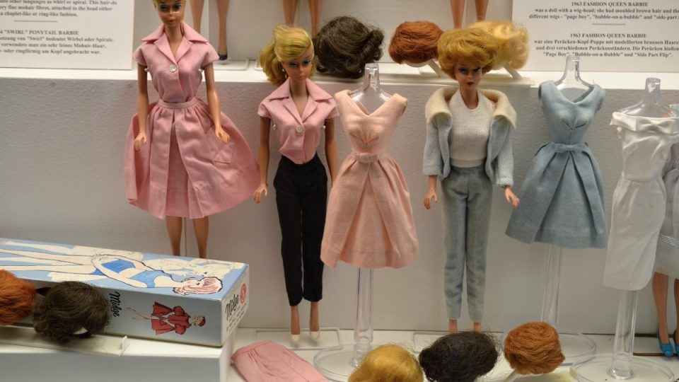 Barbie se zásobou paruk