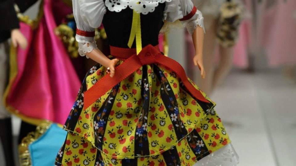 Tak si firma Mattel představovala československý kroj - Barbie byla vyrobena chvíli před tím, než se Československo rozdělilo