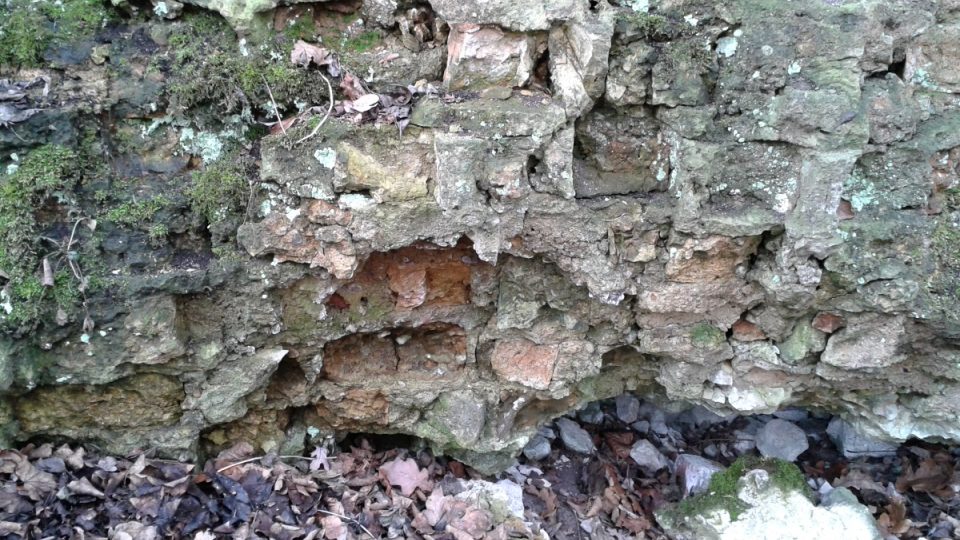 Zbytky zdí dodnes uchovávají cihly, ze kterých ve vznikalo i historické jádro města Nymburka