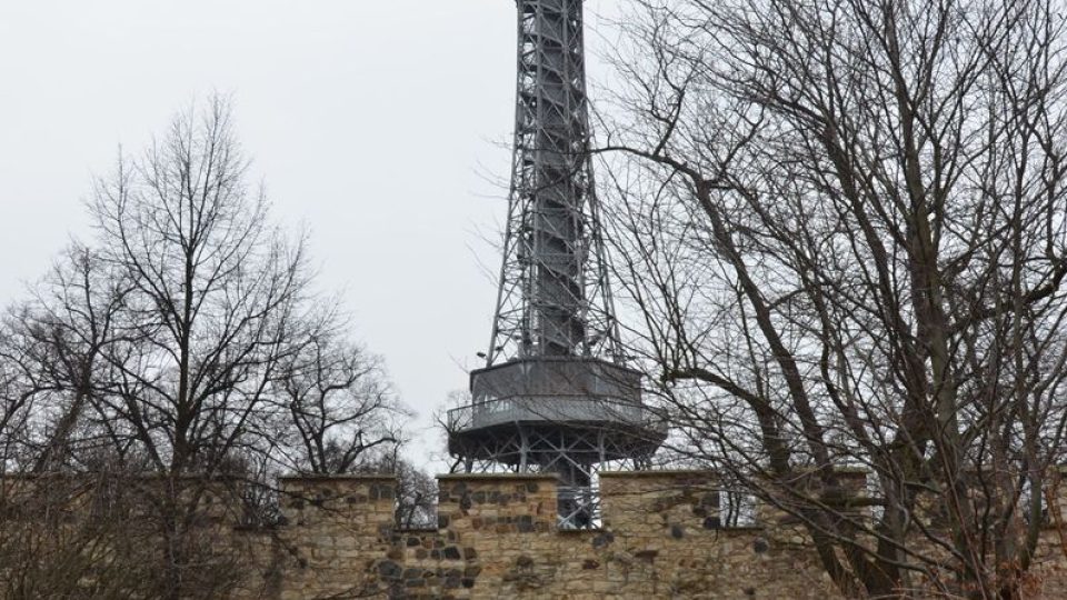 Petřínská rozhledna postavená v roce 1891