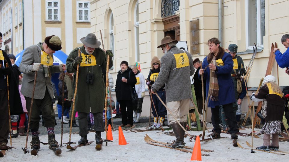 Masopust v Novém Boru: Ke karnevalu patří i recesistické závody na historických lyžích