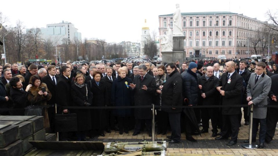 Pochod důstojnosti v Kyjevě - prezident Petro Porošenko ukázal evropským státníkům ruskou vojenskou techniku, kterou ukrajinská armáda zabavila během konfliktu