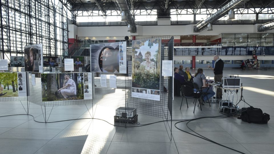 Speciál pořadu Šťatsnou cestu z Letiště Václava Havla doprovázala výstava portrétních fotografií Meteoru