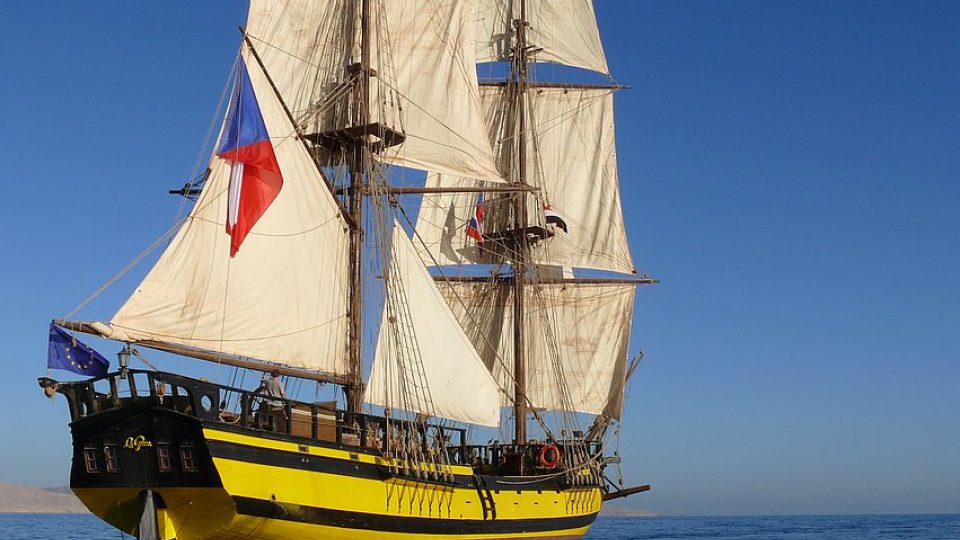 Kapitán Josef Dvorský kormidluje repliku korzárské lodi - plachetnice La Grace