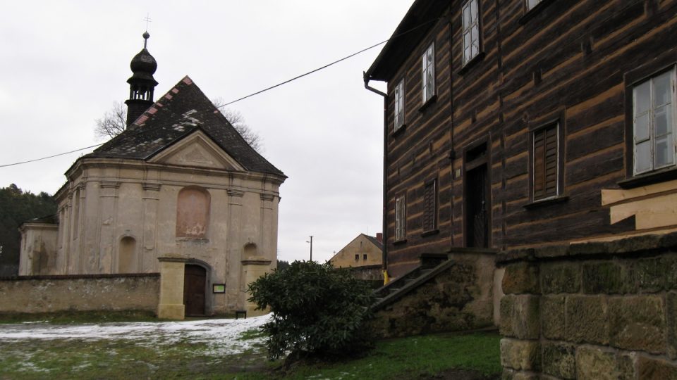 Kostel a roubená fara v Dolní Krupé na Mladoboleslavsku