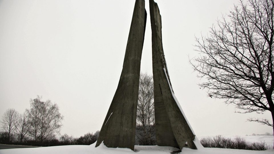 Evropské rozvodí v Moravské bráně připomíná i tento monument u hlavní silnice z Hranic do Bělotína