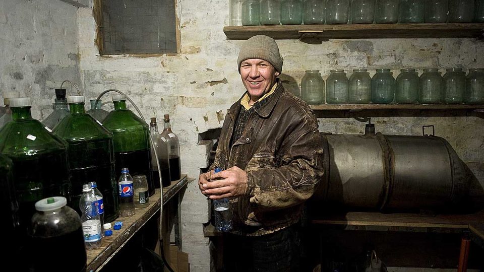 Pan Voloďa Kuzínský žije v Čechohradu celý život. Ve volném čase vyrábí domácí víno nebo staví synovi barák