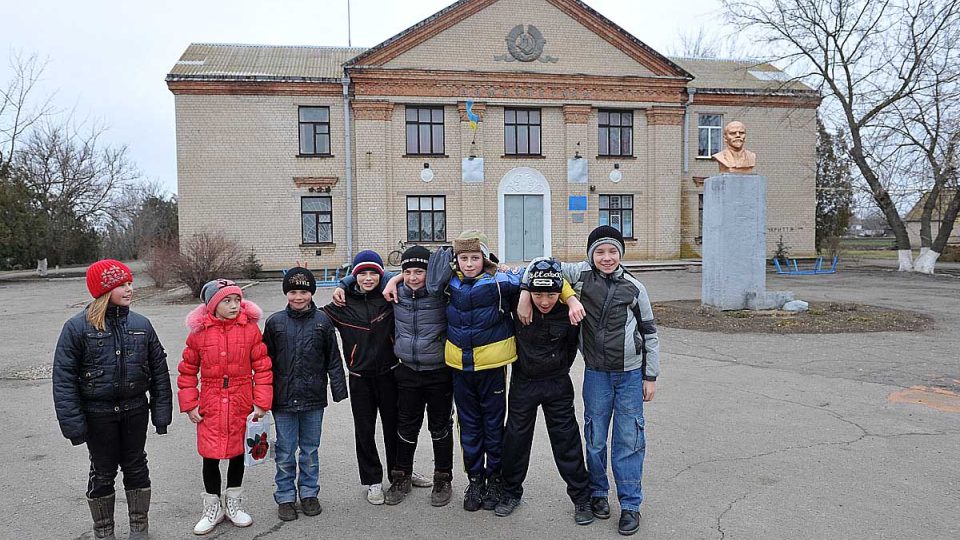 Děti před kulturním centrem v Čechohradu