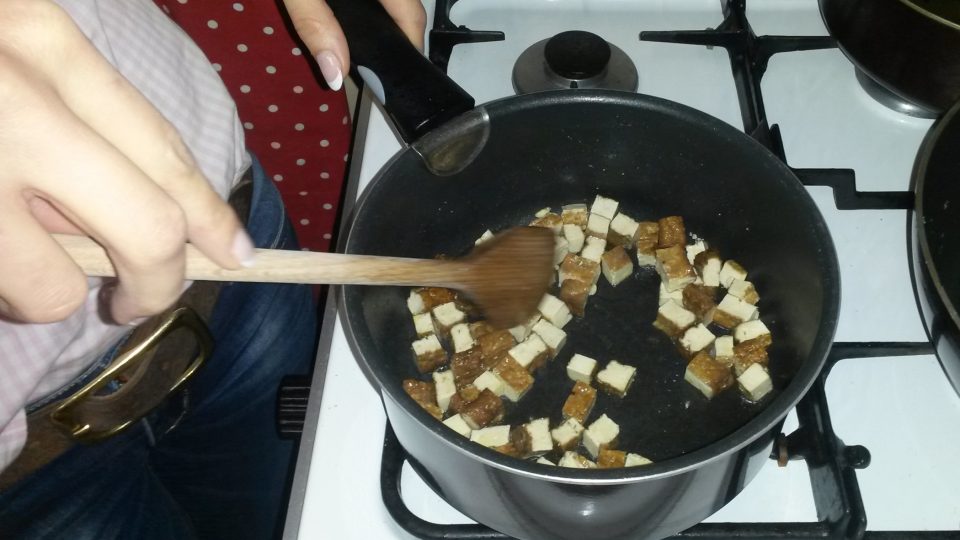 Tofu krátce orestujeme