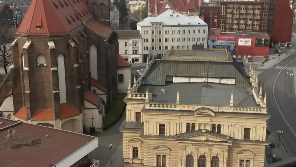 Výhled z opavské Hlásky - v popředí Slezské divadlo