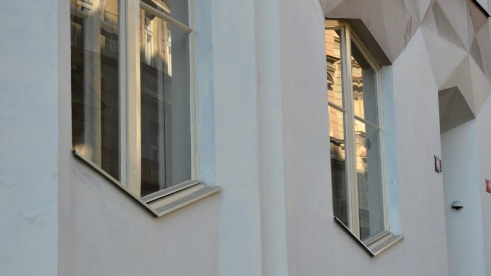 Netradiční tvar oken činžovního domu, zkolaudován byl v roce 1914