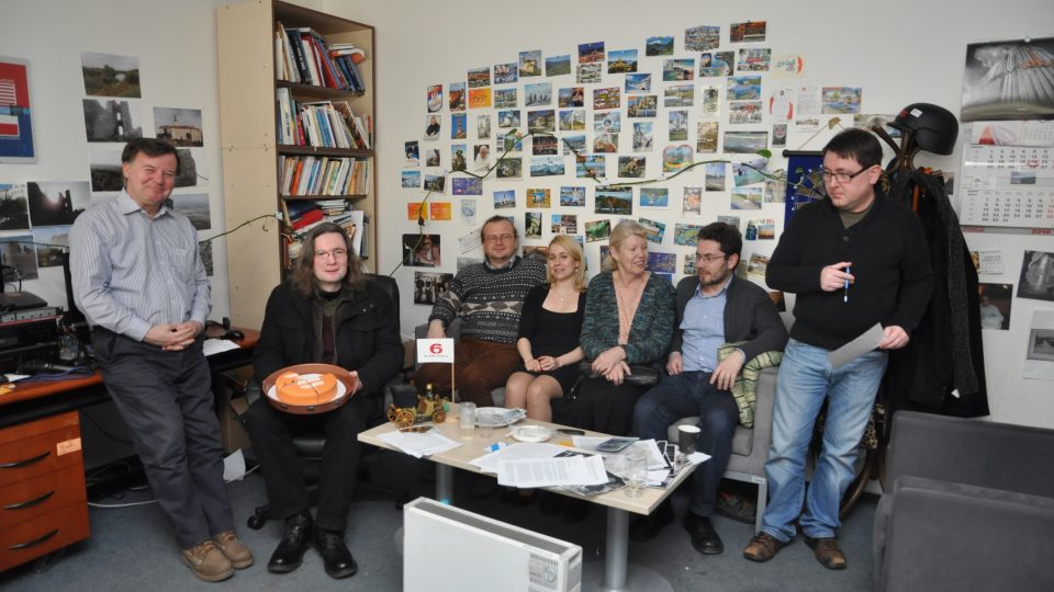Část týmu Názorů a argumentů a PR manažerka Silvie Ulrichová (čtvrtá zleva)