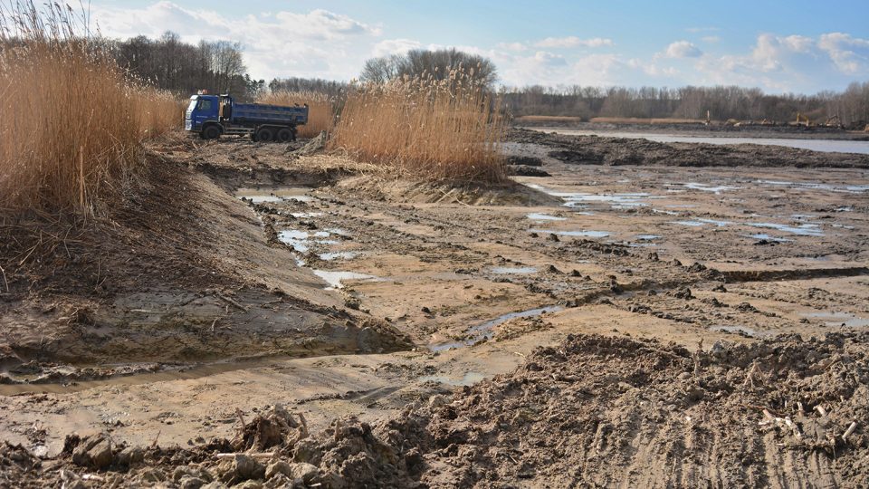 Na rybníku vznikají nové laguny a nový ostrov