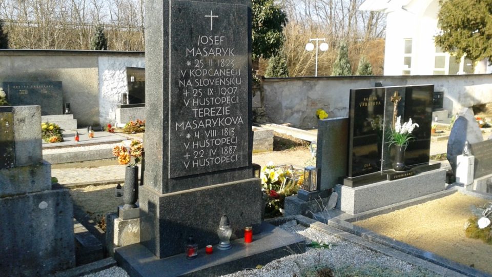 Hrob Masarykových rodičů Hustopeče pečlivě opečovávají