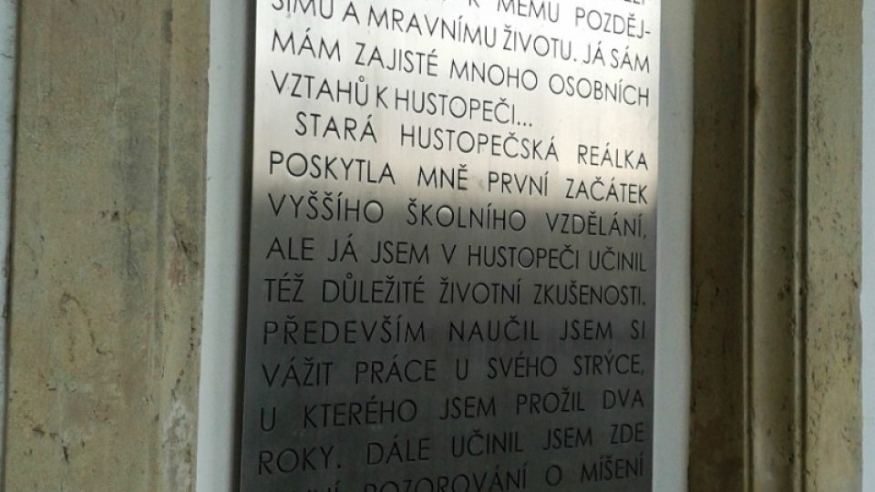 Na zdi hustopečské radnice visí Masarykovo vyznání městu