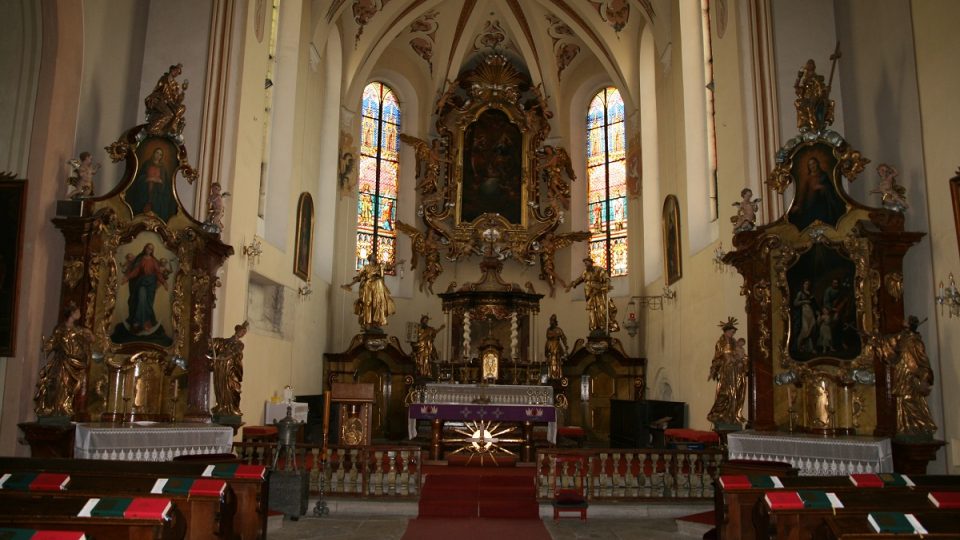 Interiér sezemického kostela Nejsvětější Trojice