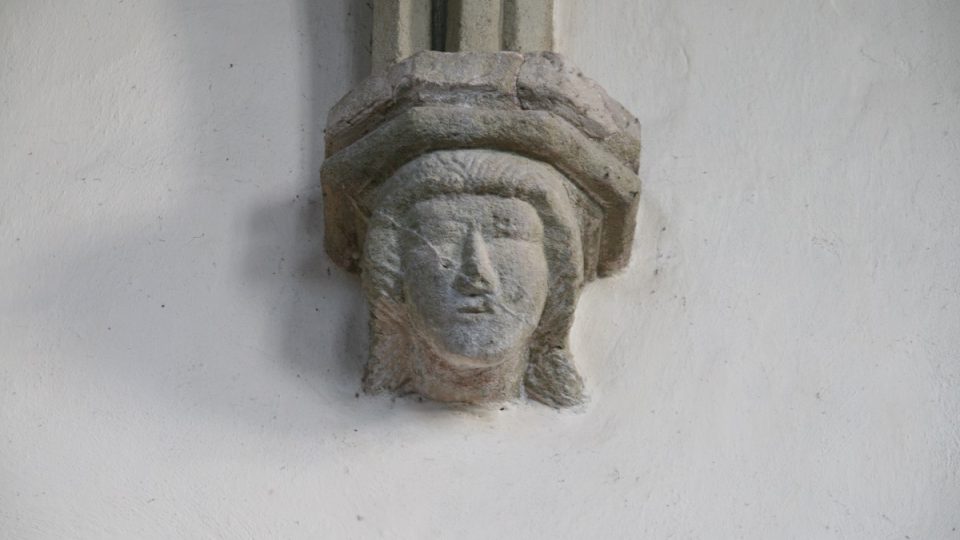 Gotická konsola v podobě hlavy se sakristie sezemického kostela