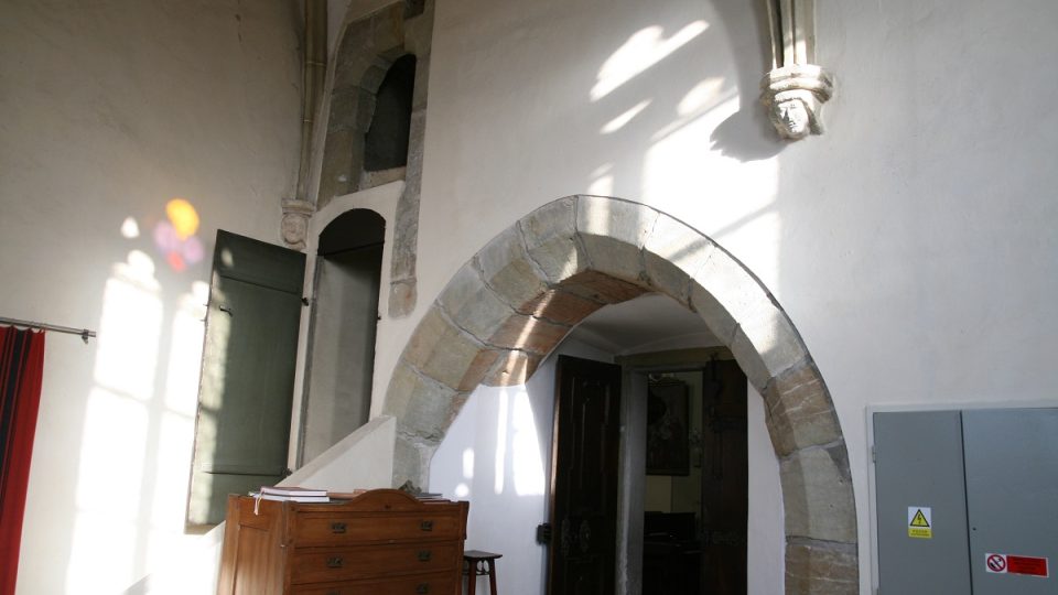 Architektonické prvky v kostele v Sezemicích upomínající na tamní klášter