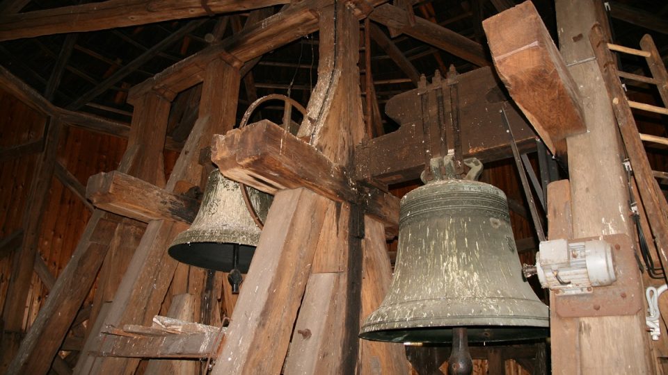 Velké zvony v sezemické dřevěné zvonici