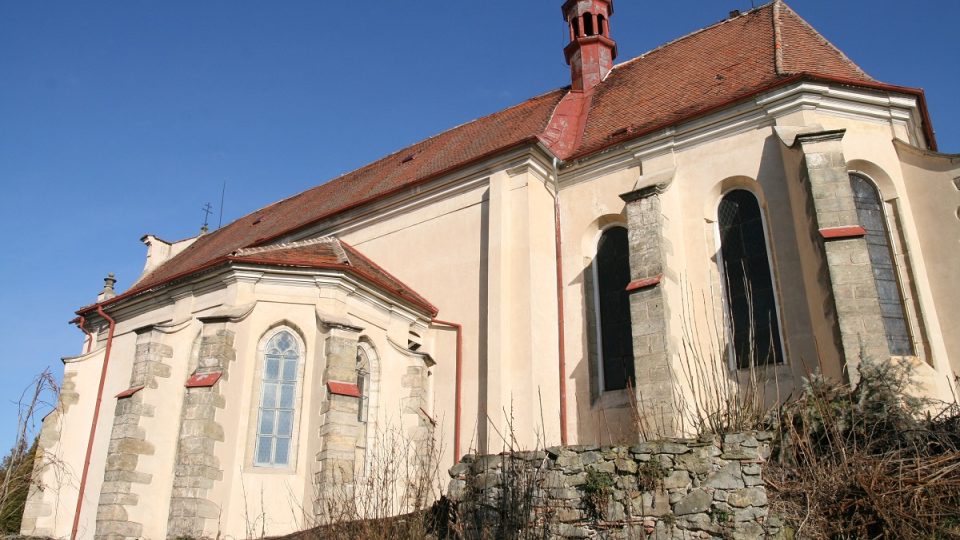 Gotická kaple u kostela je pozůstatkem sezemického kláštera