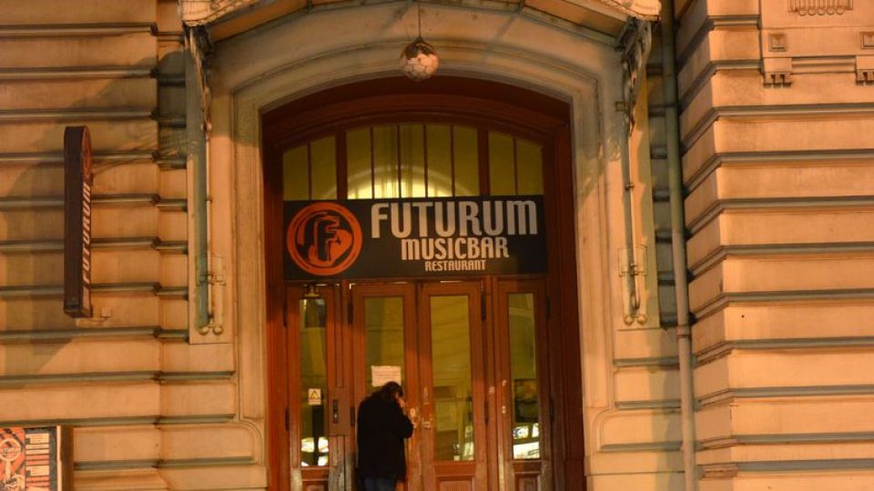 Vstup do historické budovy, ta byla kdysi smíchovských Národním domem, teď tu sídlí Futurum Music Bar