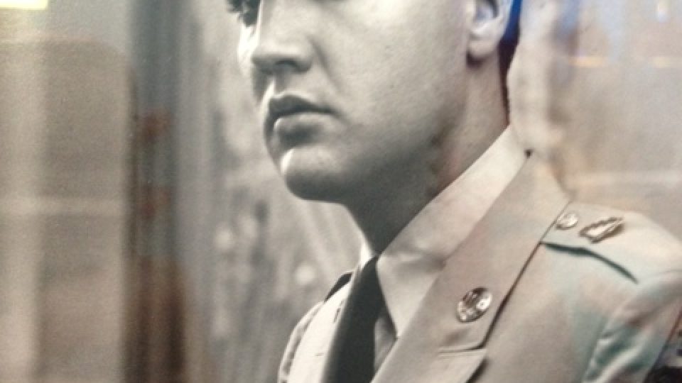 Elvis Presley. Série jeho fotek ve vojenské uniformě prý budí největší ohlas