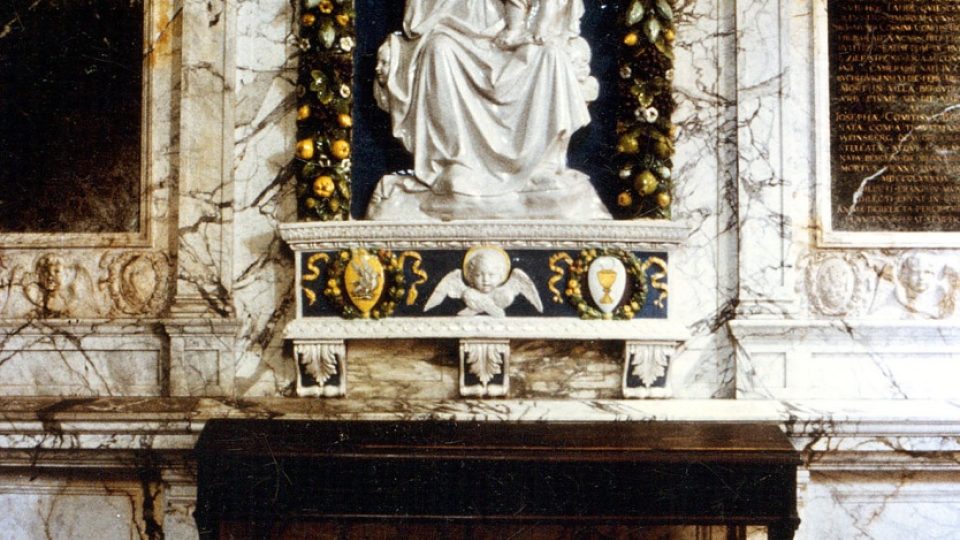 Náhrobek s renesanční madonou v kapli sv. Barbory