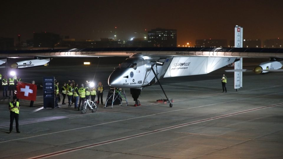 Solar Impulse 2 se připravuje na cestu kolem světa v Abú Dhabí
