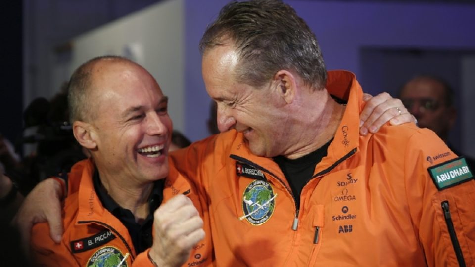 Součástí týmu kolem letounu Solar Impulse 2 jsou dva švýcarští piloti Andre Borschberg (vpravo) a Bertrand Piccard 