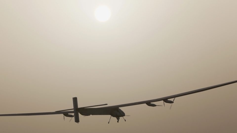 Solar Impulse 2 se vydalo na cestu kolem světa