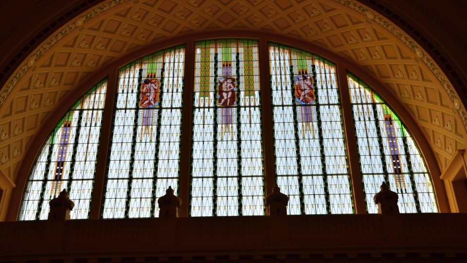 Okno s vitrážemi je také po rekonstrukci