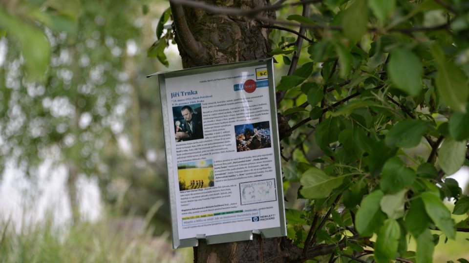 Naučná tabule věnovaná Jiřímu Trnkovi