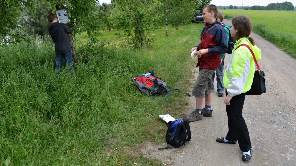 Studeni primy umisťují tabule na stezce