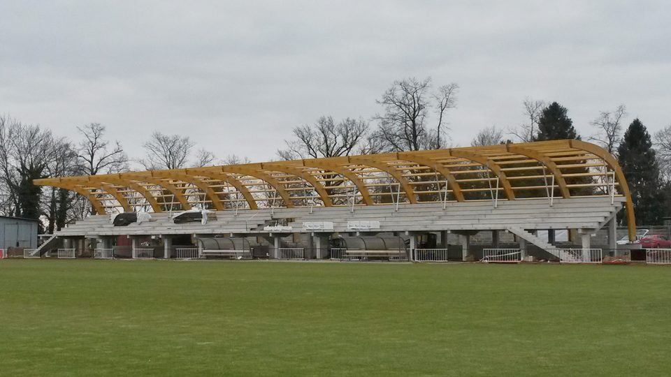 Stavba nové tribuny na chrudimském fotbalovém stadionu