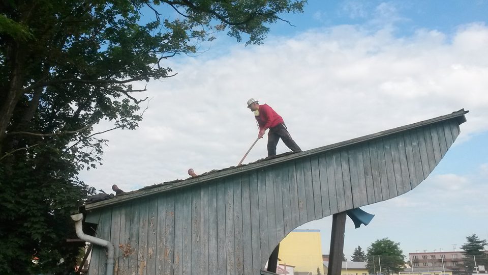 Bourání staré tribuny na chrudimském fotbalovém stadionu