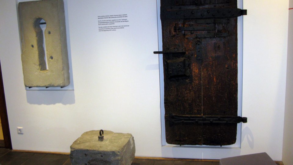 Okénko, kámen a dveře z dominikánského kláštera, které měly být svědky věznění mistra Jana Husa