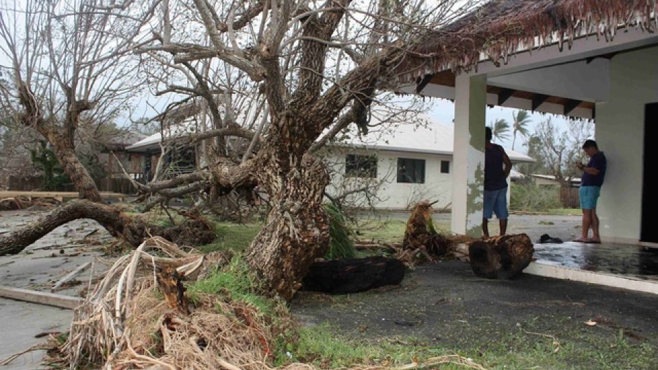 Obyvatelé hlavního města Port Vila sledují následky tropické bouře Pam